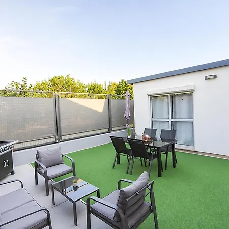 2 Bedroom Awesome In רוביני