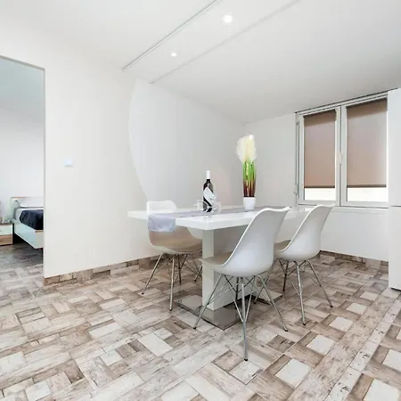 2 Bedroom Awesome In * Rovinj