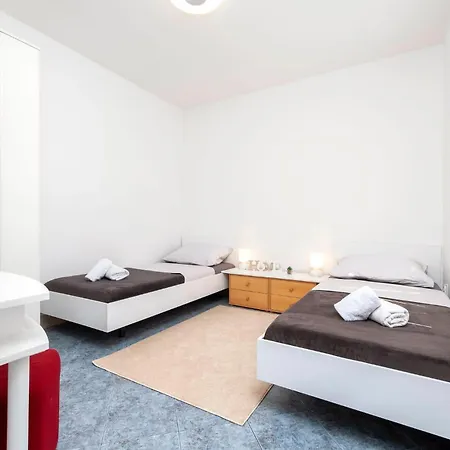 2 Bedroom Awesome In דירה רוביני