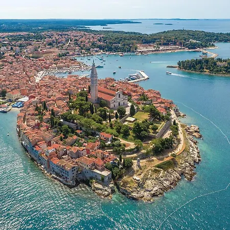 2 Bedroom Awesome In Rovinj